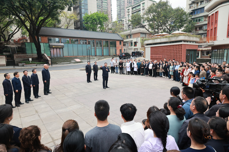 習近平在重慶考察時強調
進一步全面深化改革開放
不斷譜寫中國式現(xiàn)代化重慶篇章
蔡奇陪同考察「相關圖片」